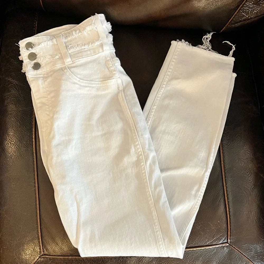 Hudson Jeans White 3 Button Zip Jeans with Frayed Ankle Hems and Waist Detail